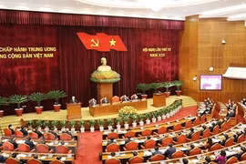 Trung ương thảo luận về phòng chống dịch, lùi cải cách tiền lương