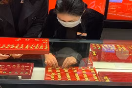 Giá vàng hôm nay 25/9: Tăng lên trước những bất ổn