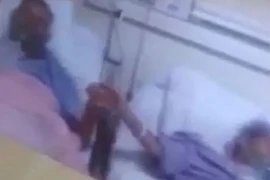 Xúc động cái nắm tay của cặp vợ chồng già trong phòng ICU