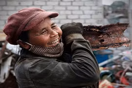 Thấy mẹ kế lén mở túi xách của mình, lặng người trước việc bà làm