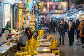 Phố đi bộ vắng người trong đêm rét 9 độ C