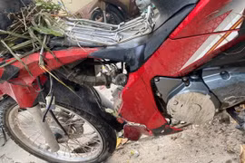 Nhân viên ngân hàng lái xe kéo lê công an 2 km