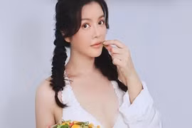 Lý Nhã Kỳ tết tóc hai bên, mặc gợi cảm xinh như thiếu nữ