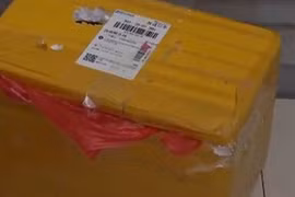 Mở thùng hàng con đặt mua trên mạng ra xem thử, bố mẹ giật mình