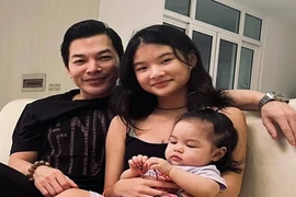 Trần Bảo Sơn khoe hai con gái quấn quýt