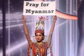 Đại diện Myanmar hành động bất ngờ tại Miss Universe khiến fan lo ngại 