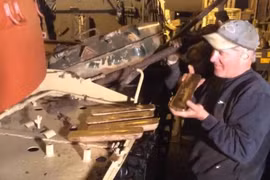 Mua xe tăng trên mạng, bất ngờ phát hiện “kho báu” trong bình dầu