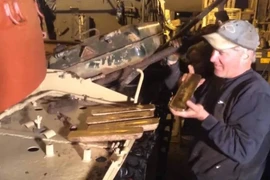 Mua xe tăng trên mạng, bất ngờ phát hiện “kho báu” trong bình dầu