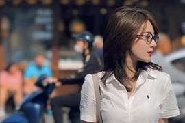 Nữ game thủ 9x khoe dáng "mượt như nhung", cộng đồng điên đảo 