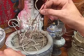 Ngày tốt rút chân nhang bàn thờ Thần Tài, ông Địa năm 2025?