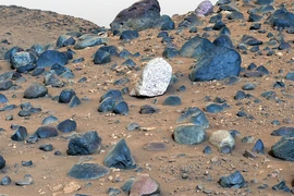 NASA bắn laser vào đá sao Hỏa, lộ ra sự sống ngoài hành tinh