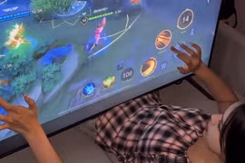 Chơi Liên Quân trên TV màn hình khủng, mỹ nhân gây sốc toàn cõi mạng 