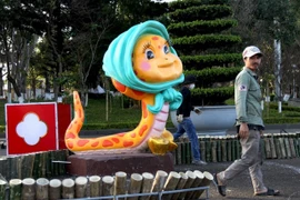 Linh vật rắn đội vương miện, mặc vest đón năm mới