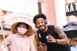 Soi phụ kiện công nghệ Xuân Son “mê tít” khi selfie cùng người hâm mộ 