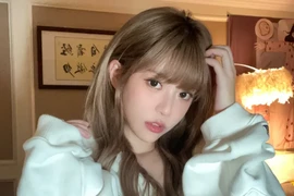 Cựu nữ caster của LPL bất ngờ lộ ảnh căn cước, làng game “dậy sóng” 