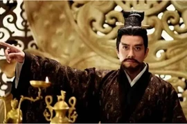 Vị hoàng đế nào được mệnh danh "người du hành thời gian"?
