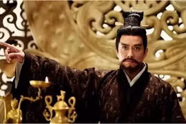 Vị hoàng đế nào được mệnh danh "người du hành thời gian"?