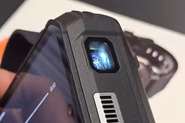 2 mẫu điện thoại Android “dị” nhất 2025, màn hình tháo rời