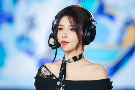 Nữ thần Liên minh huyền thoại lộ hậu trường livestream khiến fan "sốc nặng" 