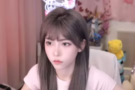 Bỏng mắt phong cách táo bạo của thánh nữ LPL khi livestream