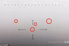 Chấn động vụ chạm trán UFO hình “tic-tac” bay lên từ Thái Bình Dương