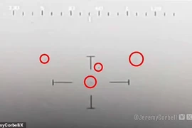 Chấn động vụ chạm trán UFO hình “tic-tac” bay lên từ Thái Bình Dương