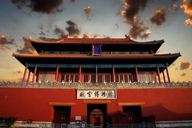 Vì sao hằng năm người xưa bôi 60 tấn tiết lợn lên Tử Cấm Thành? 