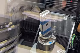 Cảnh tượng giật mình bên trong “phòng tra tấn” iPhone bí mật của Apple 