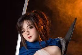 Nữ streamer đời đầu khoe body bỏng mắt, đàn em "xách dép" chạy theo 