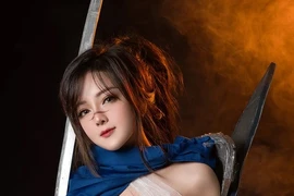 Nữ streamer đời đầu khoe body bỏng mắt, đàn em "xách dép" chạy theo 