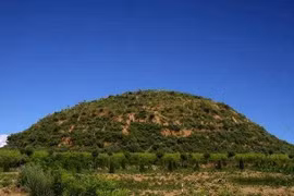 Ngọn đồi rung lắc nhiều đêm, chuyên gia phát hiện “mộ cổ” lạ lùng 