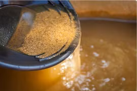 Dòng sông đắt giá nhất thế giới, múc vài gáo nước ra cả... xô vàng