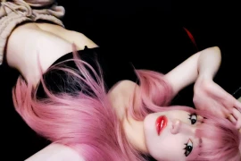 Nữ game thủ Liên minh Huyền Thoại phô nhan sắc búp bê... "vạn người mê" 