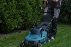 Cắt cỏ đụng trúng vật thể lạ, chuyên gia lập tức phong toả hiện trường 