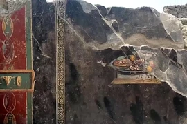 Phát hiện tranh tường 2.000 năm tuổi, sửng sốt thấy pizza “xuyên không” 