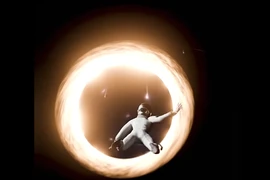 Nếu sảy chân rơi vào hố đen, chuyện khủng khiếp gì sẽ xảy ra? 