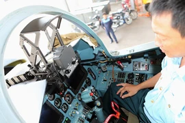 Ảnh QS ấn tượng tuần: nội thất buồng lái Su-30MK2 Việt Nam