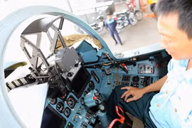 Ảnh QS ấn tượng tuần: nội thất buồng lái Su-30MK2 Việt Nam