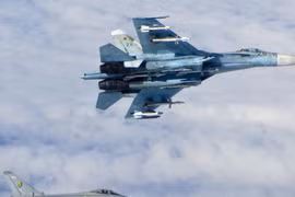 Cận cảnh tiêm kích Anh “nhọc nhằn” chặn 7 máy bay Nga