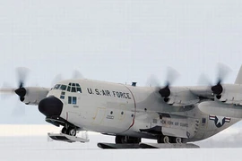 Ngoạn mục “lực sĩ” LC-130 hạ cánh trên mặt tuyết