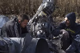 Dân miền đông xẻ xác trực thăng Mi-24 Quân đội Ukraine