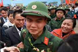 Bật khóc tiễn con, em lên đường nhập ngũ