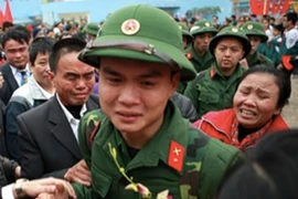 Bật khóc tiễn con, em lên đường nhập ngũ