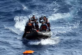 Tàu chiến Trung Quốc tìm thấy áo phao trên vịnh Thái Lan