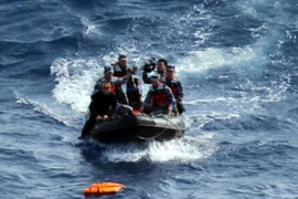 Tàu chiến Trung Quốc tìm thấy áo phao trên vịnh Thái Lan