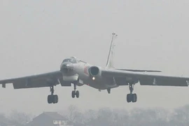 Trung Quốc đem oanh tạc cơ chiến lược đi phá băng