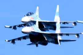 Ảnh QS ấn tượng tuần: Su-30MK2 chào mừng Kilo ở Cam Ranh