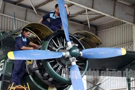 Tận mắt việc chuẩn bị máy bay quân sự VN cất cánh