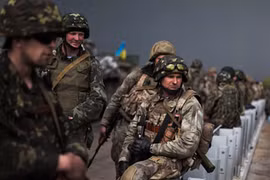 Vệ binh Quốc gia Ukraine bắn lính muốn chạy sang phe biểu tình?