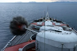 Tận mắt uy lực hải pháo AK-100 trên chiến hạm Nga